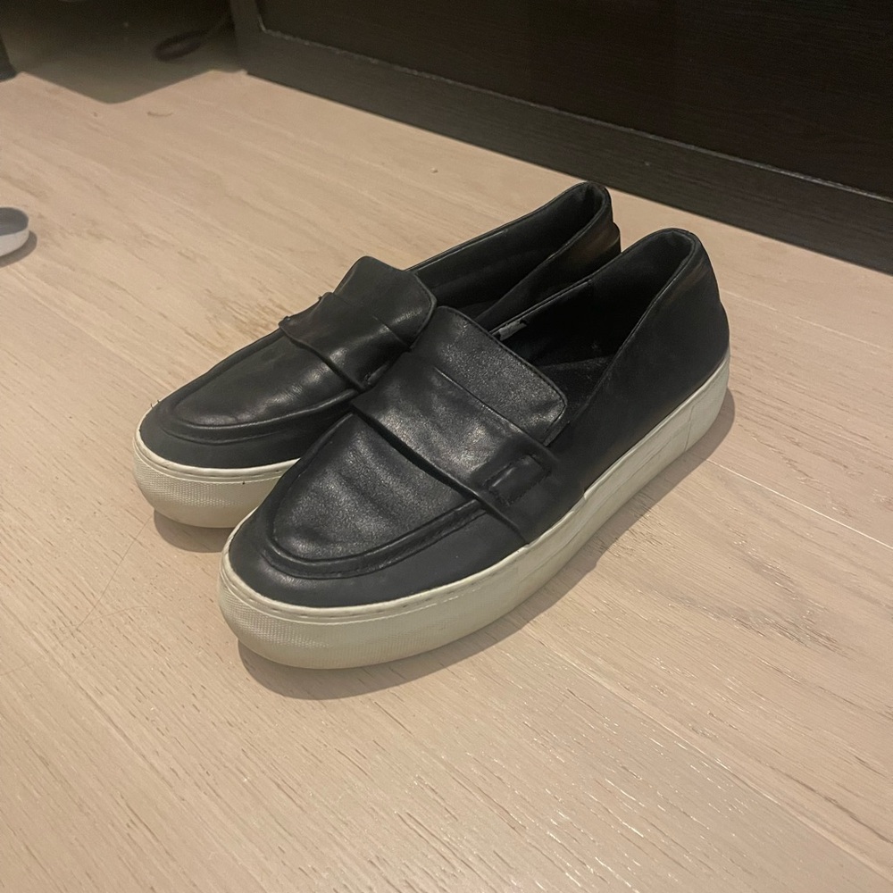 Renvy Black and White Flats Modern Loafers preowned great condition